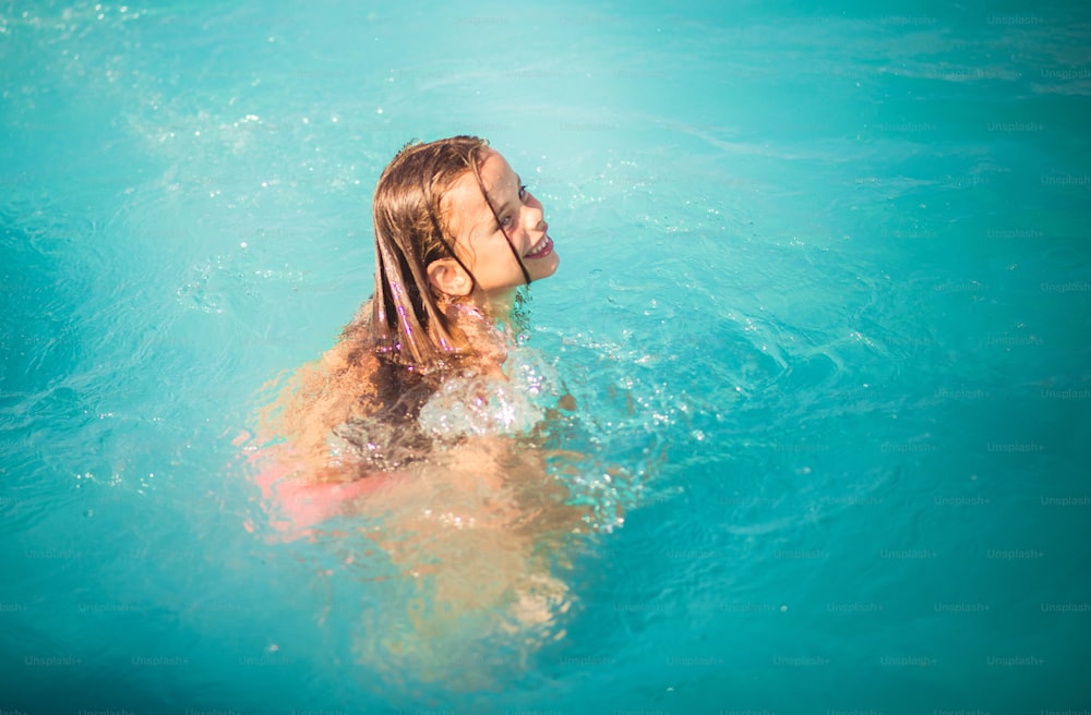 Für Meerjungfrauen ist das Meer ein natürlicher Lebensraum. Kind im Pool.
