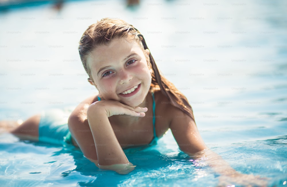 Die schönsten Jahreszeiten. Kind im Wasser.