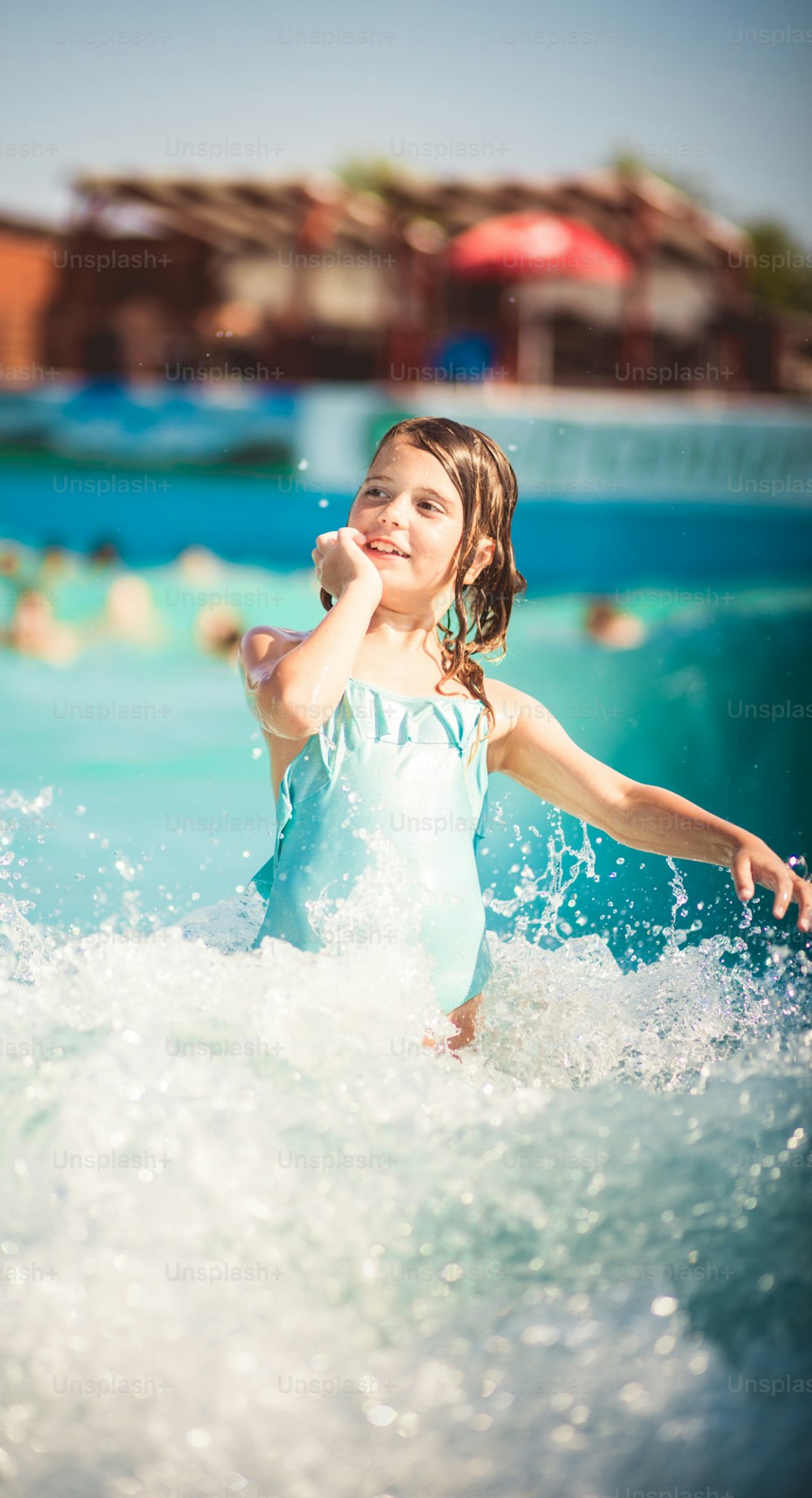 파도는 너무 재미 있습니다. 수영장에서 즐거운 시간을 보내는 아이.