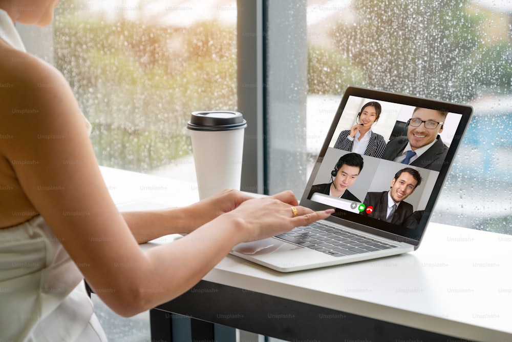 Appel vidéo : des gens d’affaires qui se réunissent sur un lieu de travail virtuel ou un bureau à distance. Conférence téléphonique de télétravail utilisant la technologie vidéo intelligente pour communiquer avec un collègue dans une entreprise professionnelle.