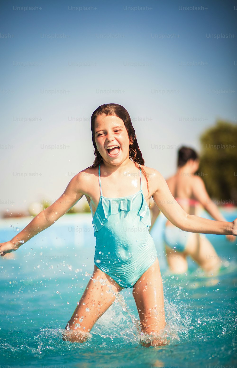 여름의 힘을 느껴보세요. 수영장에 있는 아이.
