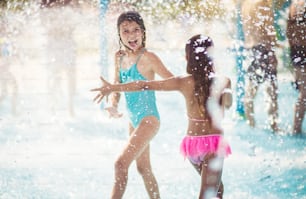 El verano nos hace felices. Niños divirtiéndose en la piscina.