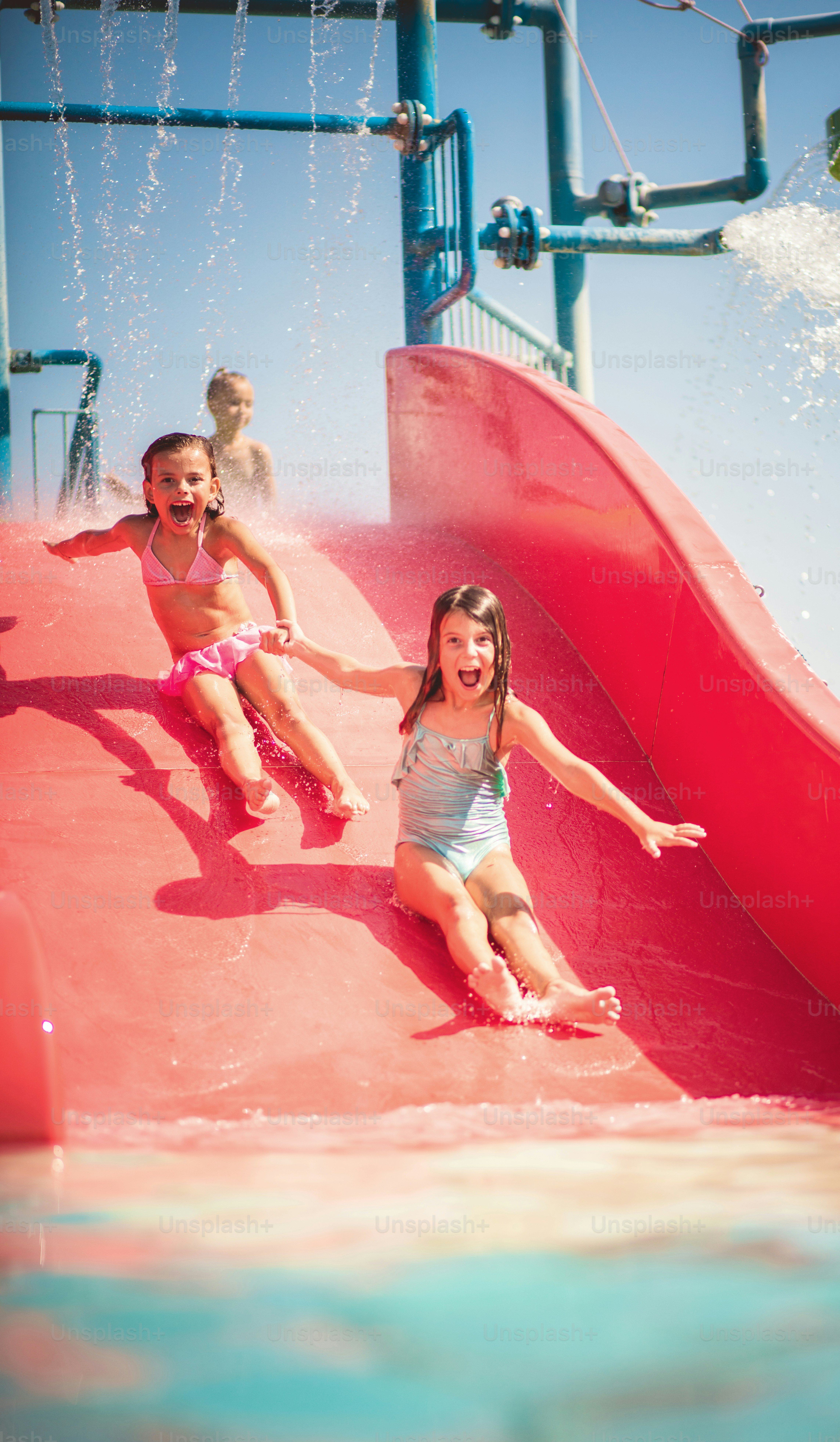 El verano es la mejor estación. Niños divirtiéndose en tobogán.
