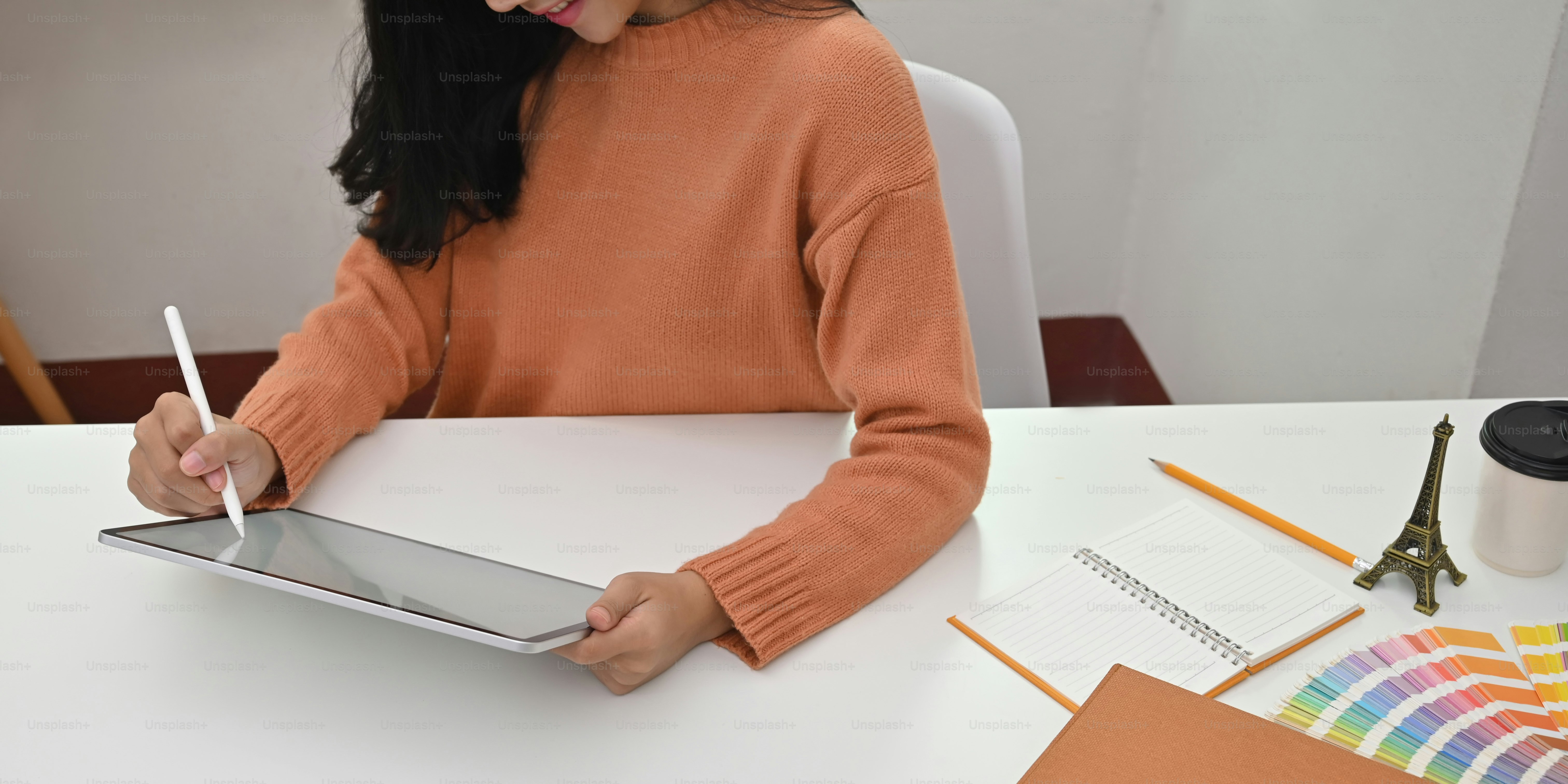 Mulher bonita esboçando no tablet do computador usando uma caneta stylus  enquanto se senta na mesa de trabalho sobre a sala de estar confortável  como fundo. foto – Imagem sobre Tecnologia na, image size:3000x1500