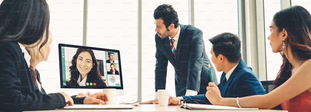 仮想ワークプレイスまたはリモートオフィスで会議を行うビデオ通話グループビジネスパーソン。スマートビデオ技術を使用して、プロの企業ビジネスで同僚とコミュニケーションをとるテレワーク電話会議。