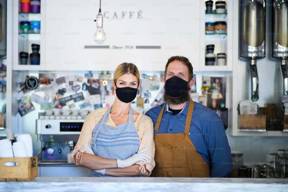 Portrait de propriétaires de cafés avec des masques faciaux, confinement, quarantaine, coronavirus, concept de retour à la normale.