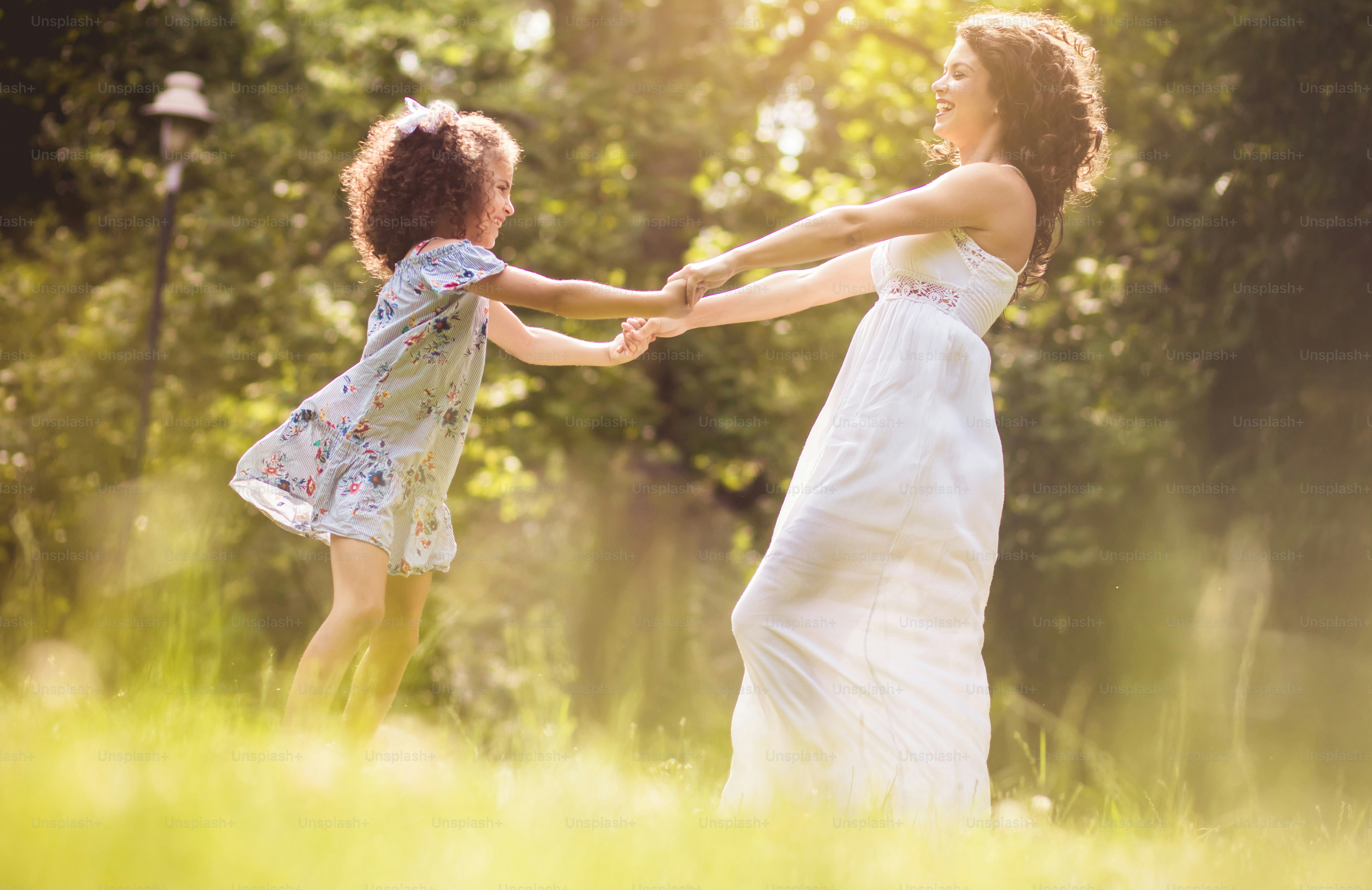 Kesenangan selalu ada di sini. Ibu dan anak perempuan.