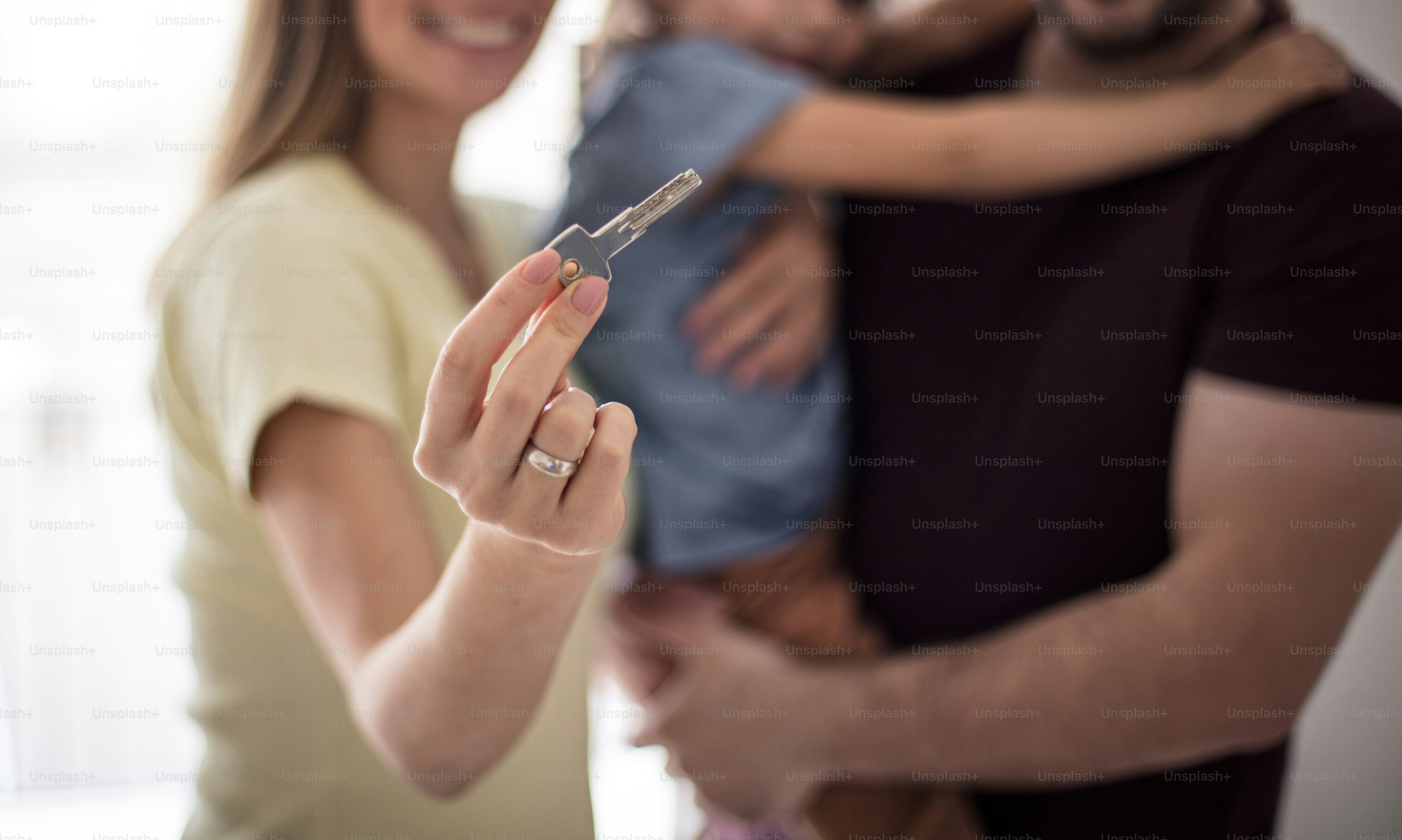Il nostro sogno si è avverato. Famiglia nella nuova casa. Concentrati sulle mani.