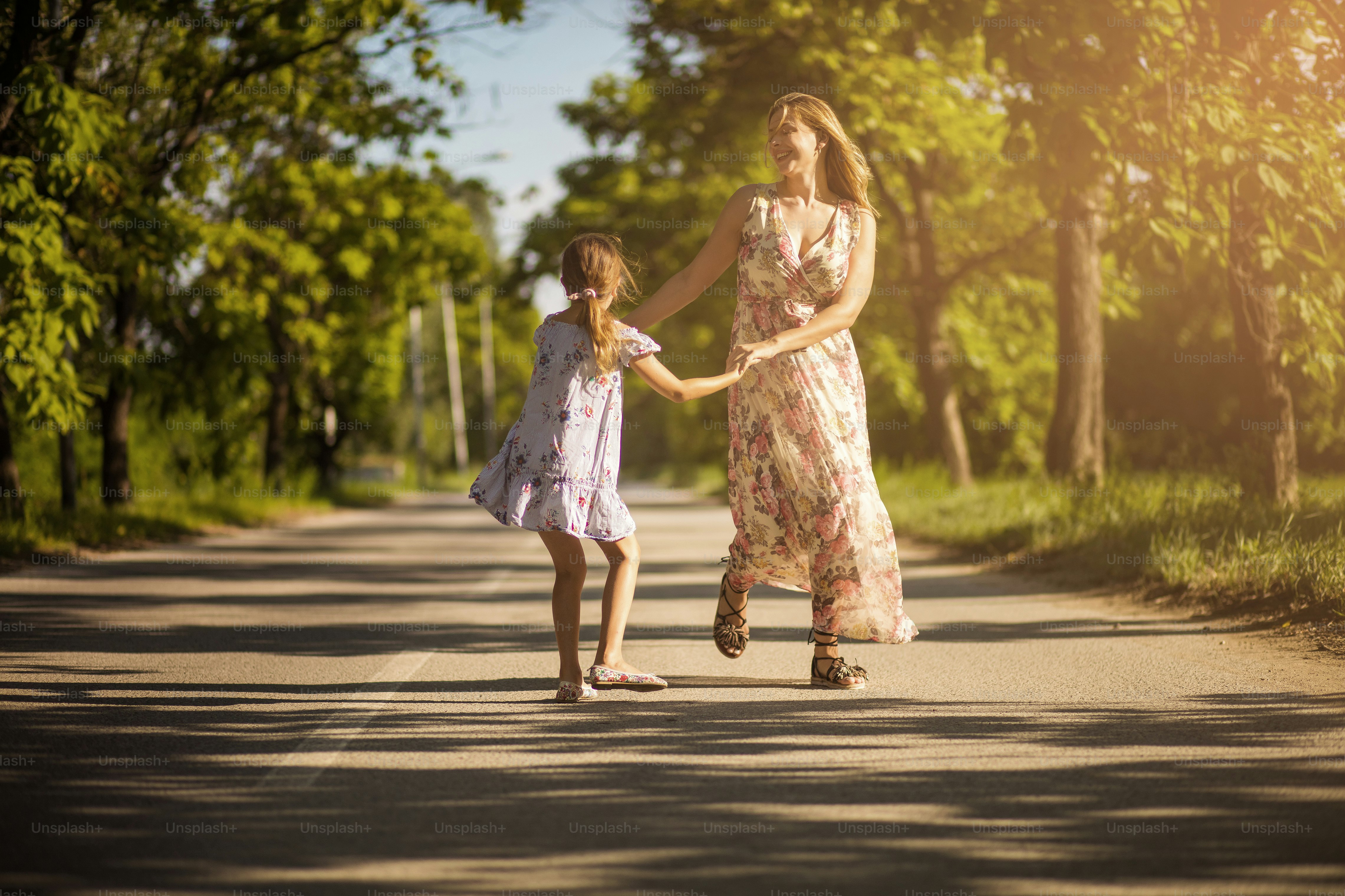 Hari-hari musim panas yang cerah adalah yang terbaik untuk bersenang-senang. Ibu dan anak perempuan.