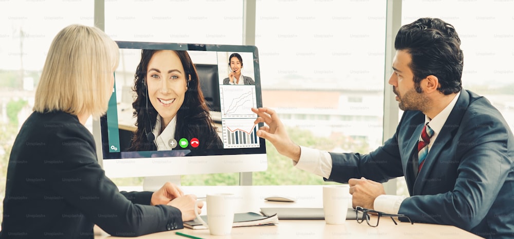 Videoanrufgruppe Geschäftsleute, die sich am virtuellen Arbeitsplatz oder im Remote-Büro treffen. Telearbeits-Telefonkonferenz mit intelligenter Videotechnologie, um Kollegen im professionellen Unternehmensgeschäft zu kommunizieren.