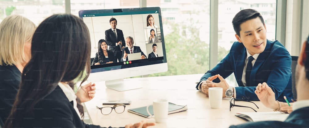 仮想職場またはリモートオフィスで会議を行うビデオ通話グループのビジネスマン。スマート ビデオ テクノロジを使用して、プロの企業ビジネスの同僚と通信するテレワーク電話会議。