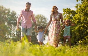 Unser Sommerurlaub hat begonnen. Eltern mit Töchtern, die zusammen gehen.