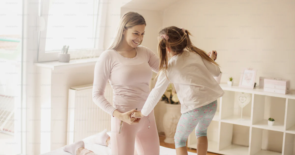 Foto zum Thema Jeder Morgen macht Spaß. Mutter und Tochter im Bett ...