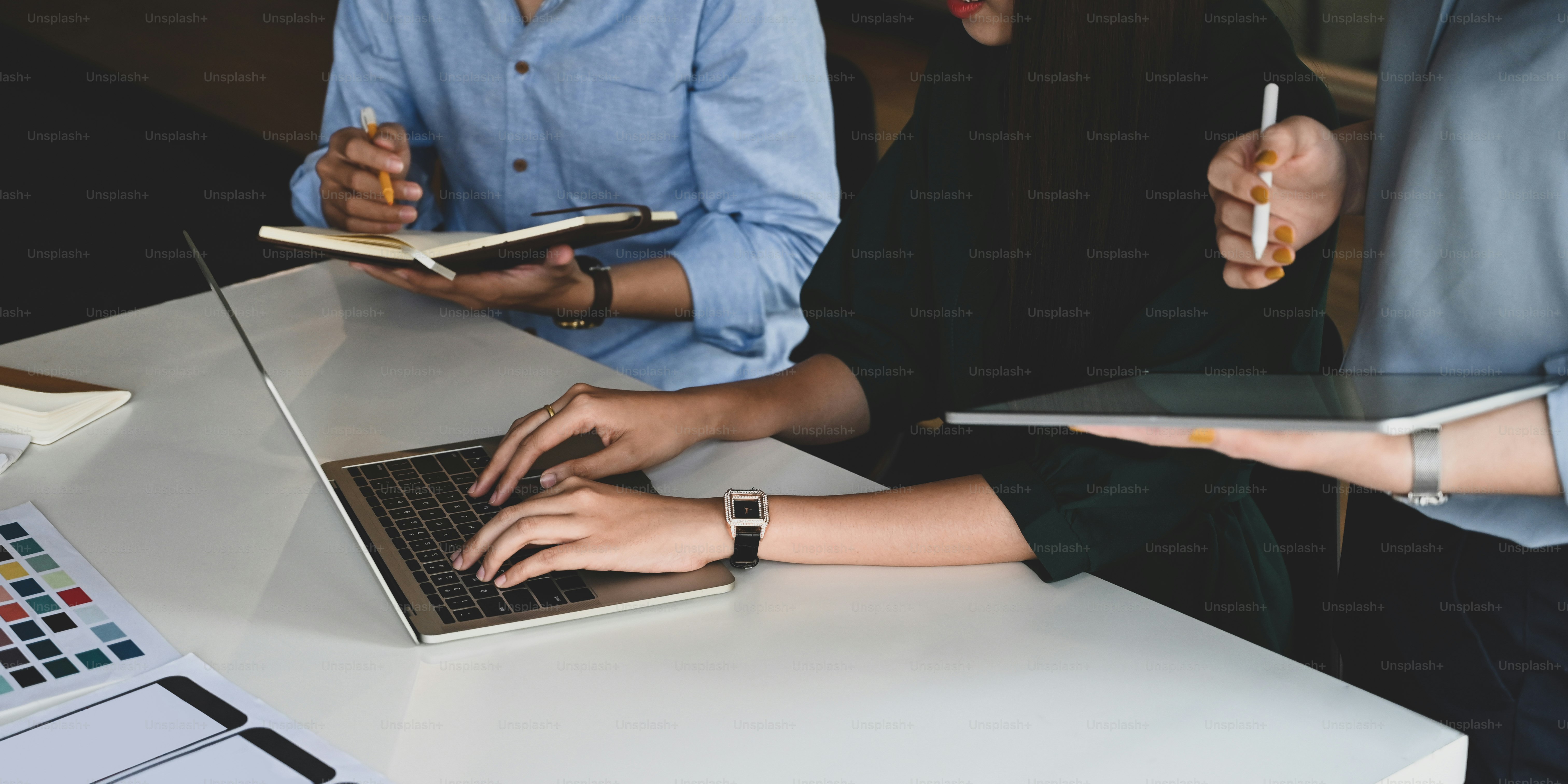 Imagen de vista superior del equipo de diseño gráfico trabajando juntos y haciendo una lluvia de ideas sobre la nueva función en el teléfono inteligente. Concepto de colaboración/compañero de trabajo/conferencia/trabajo conjunto.