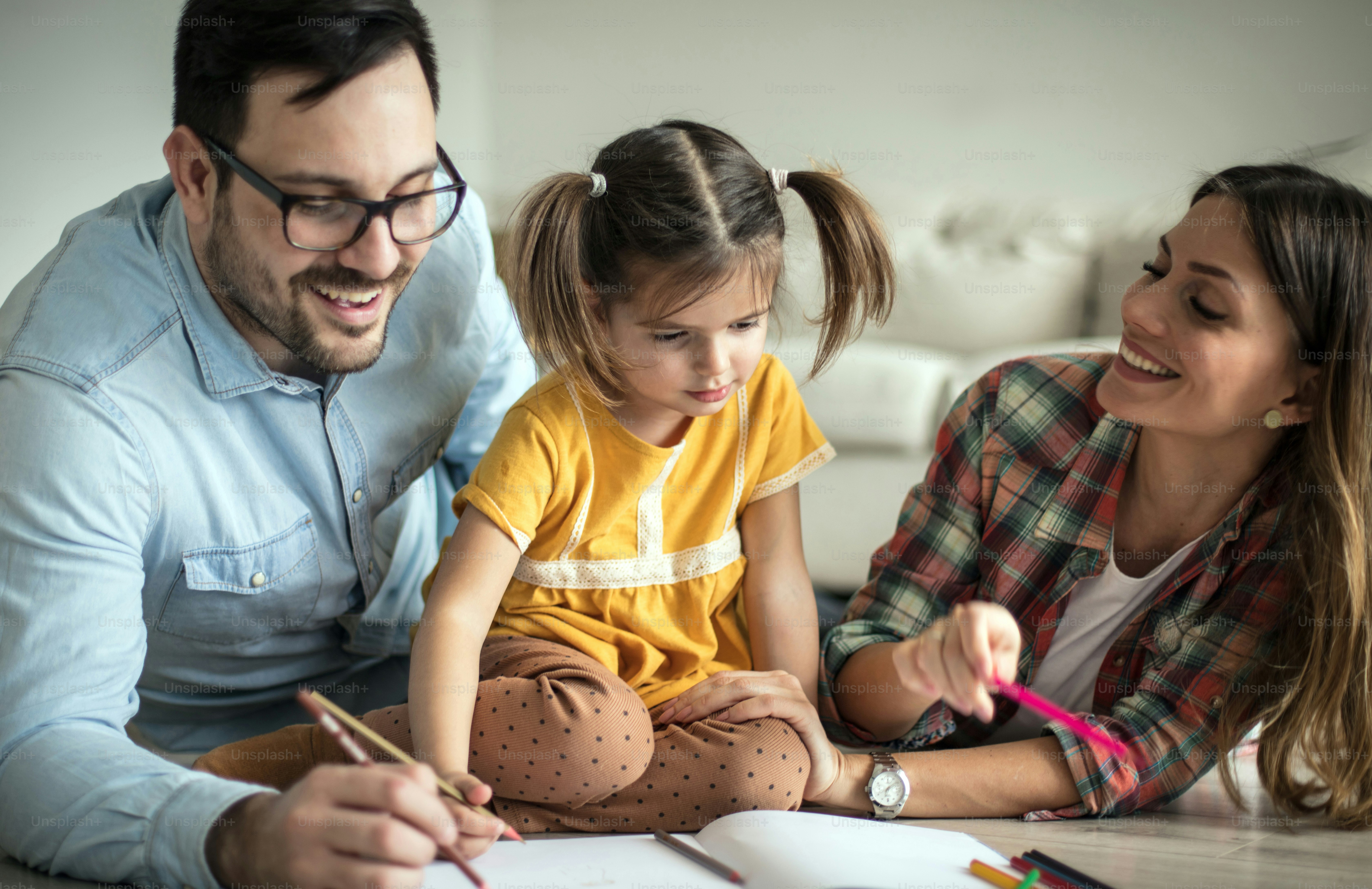Foto Tiempo para hacer los deberes. Los padres ayudan a su hija con la ...