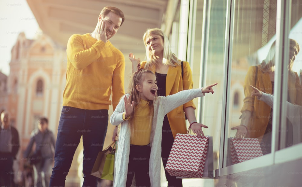 Este vestido es para mí. Compras familiares en la ciudad.