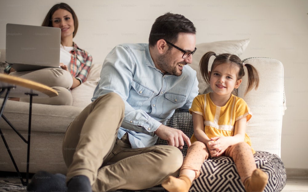 Notre week-end est toujours amusant. Un père jouant avec sa fille. Concentrez-vous sur le premier plan.