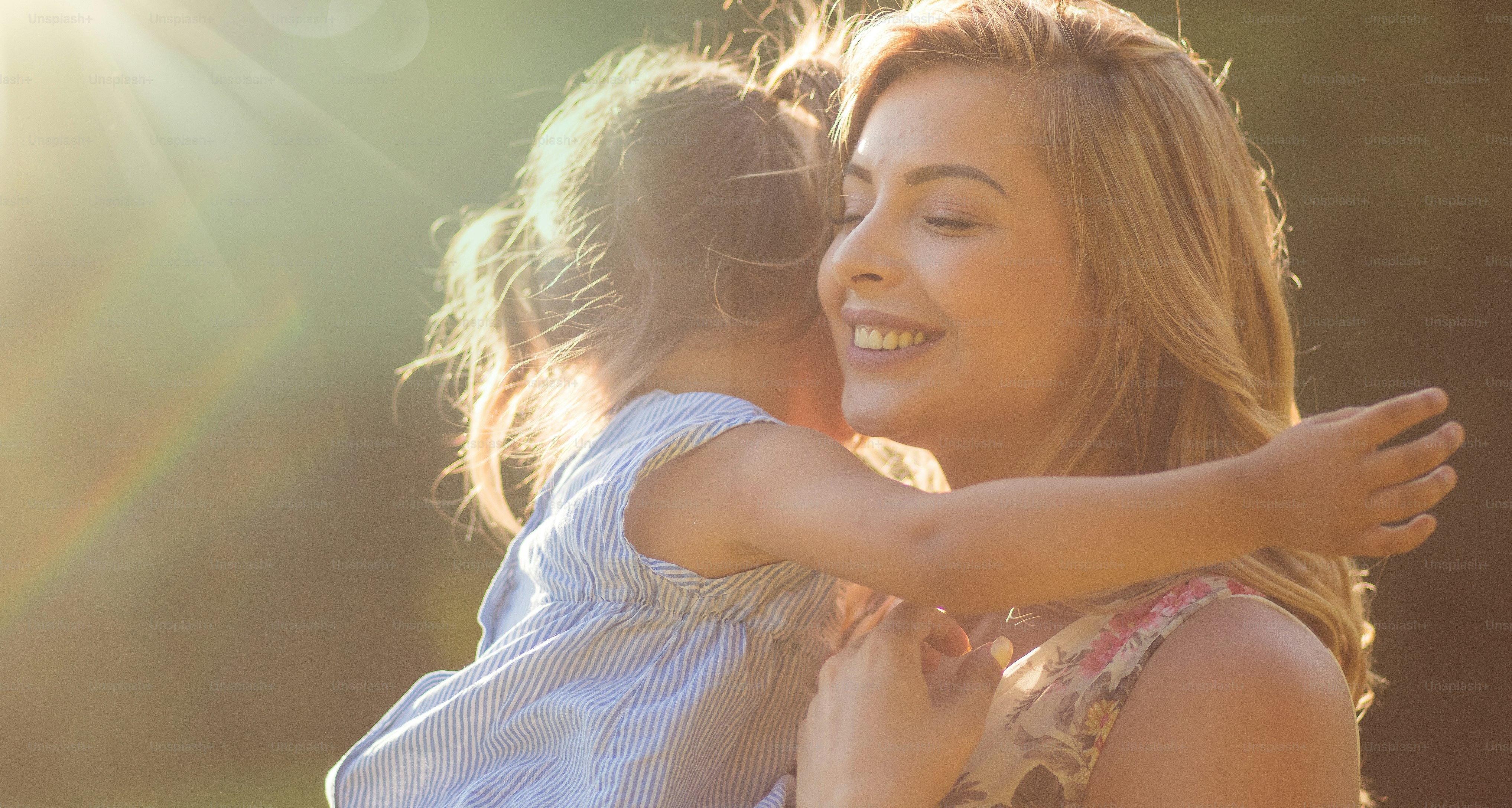 Gadis kecil saya adalah dunia saya. Ibu dengan anak perempuan di alam.