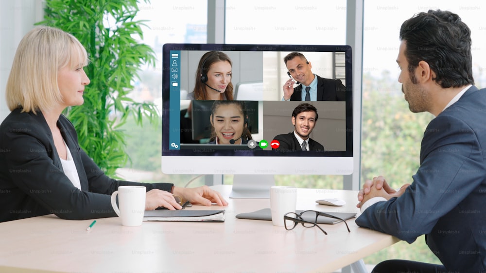 화상 통화 그룹 비즈니스 사람들은 가상 작업 공간 또는 원격 사무실에서 만납니다. 스마트 비디오 기술을 사용하여 전문 기업 비즈니스의 동료와 소통하는 원격 근무 전화 회의.