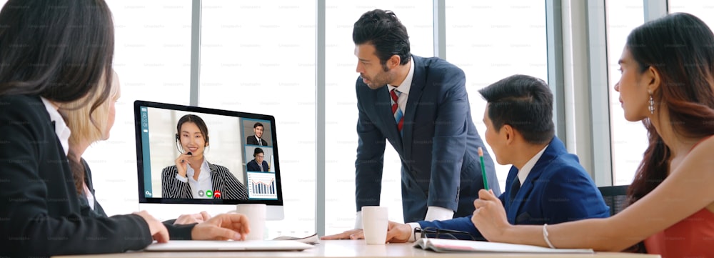 화상 통화 그룹 비즈니스 사람들은 가상 작업 공간 또는 원격 사무실에서 만납니다. 스마트 비디오 기술을 사용하여 전문 기업 비즈니스의 동료와 소통하는 원격 근무 전화 회의.