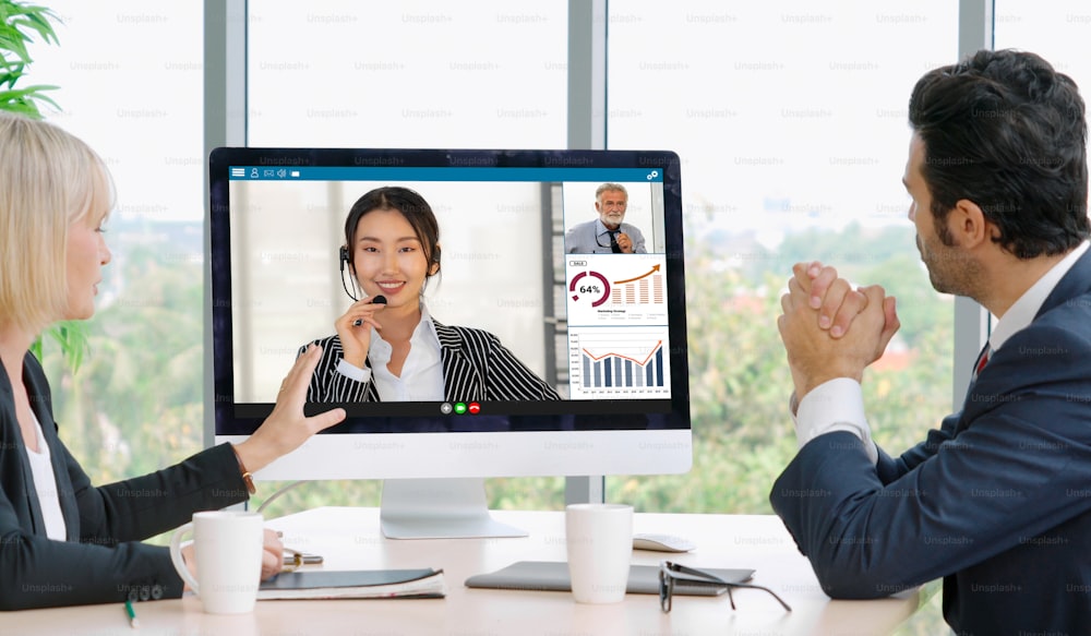 Grupos de chamadas de vídeo para pessoas de negócios reunidas no local de trabalho virtual ou no escritório remoto. Teleconferência usando tecnologia de vídeo inteligente para comunicar colegas em negócios corporativos profissionais.