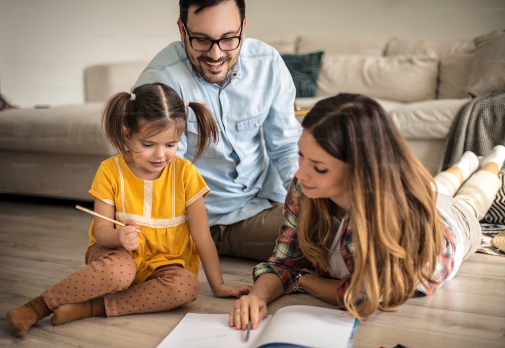 Obrigação. Família em casa. Mãe e ajudando a filha com a lição de casa.