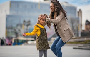La nostra giornata all'insegna del divertimento.  Madre afroamericana con la figlia in città.
