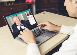 Appel vidéo : des gens d’affaires qui se réunissent sur un lieu de travail virtuel ou un bureau à distance. Conférence téléphonique de télétravail utilisant la technologie vidéo intelligente pour communiquer avec un collègue dans une entreprise professionnelle.