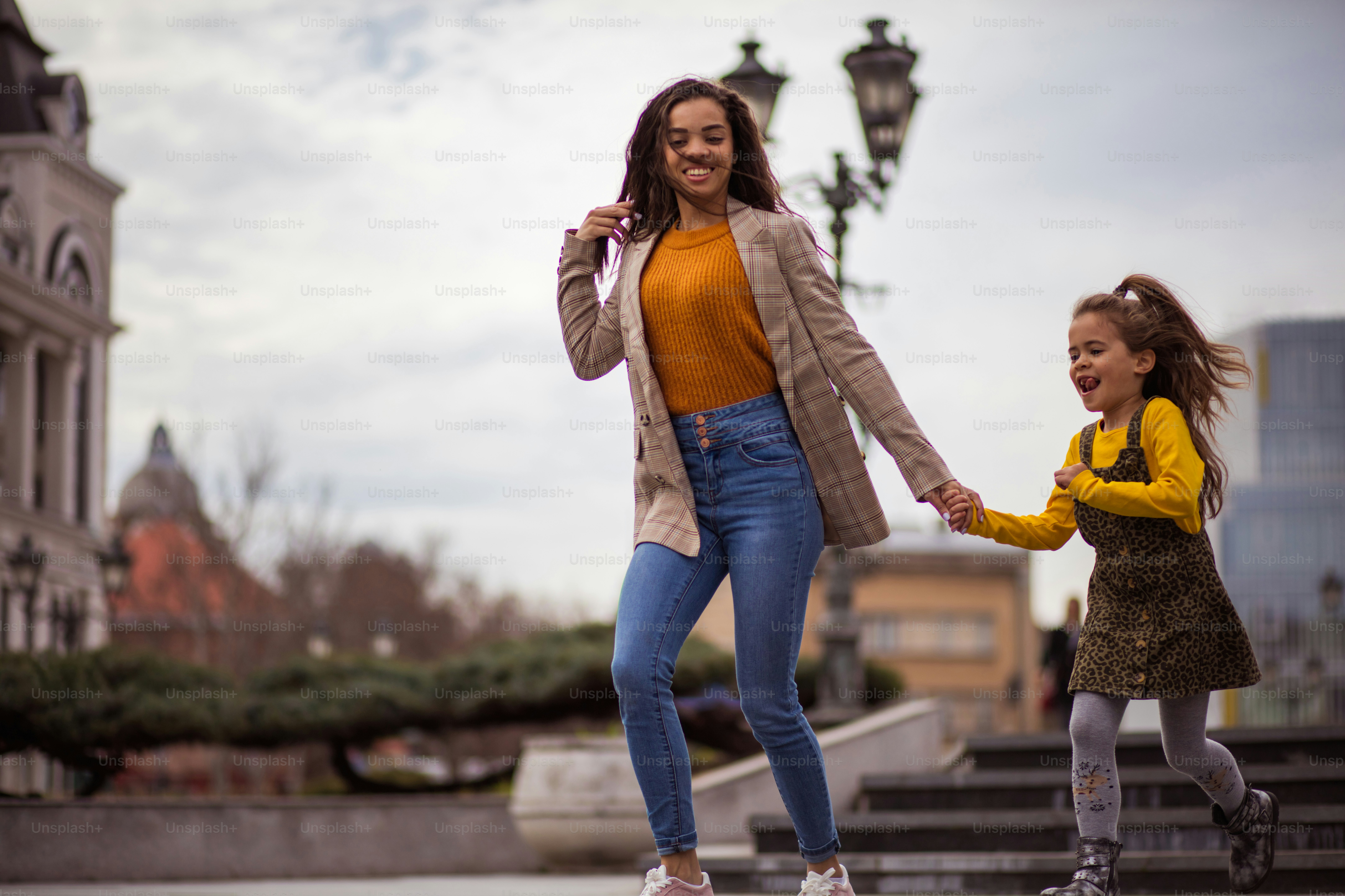 Maman sera toujours là pour prendre soin d’elle et la protéger.  Mère américaine avec sa fille à la ville.