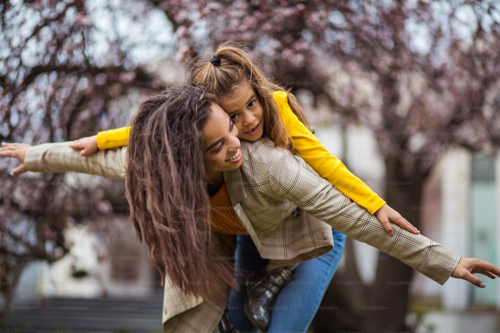 La felicità più grande del mondo è quando siamo insieme. Madre afroamericana con la figlia al parco.