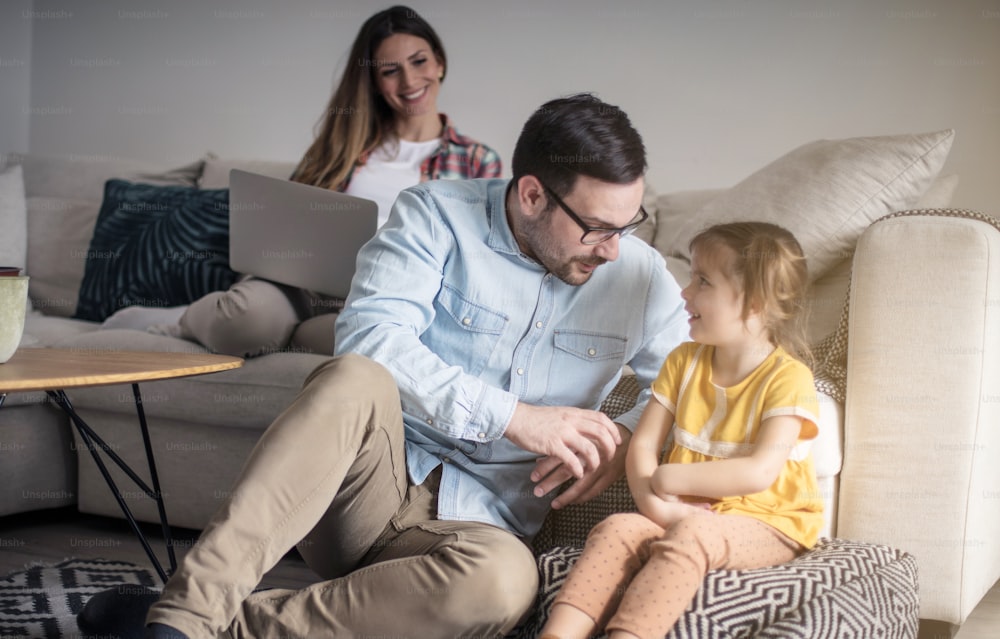 Eles são a família perfeita. Pai brincando com a filha. Concentre-se em primeiro plano.