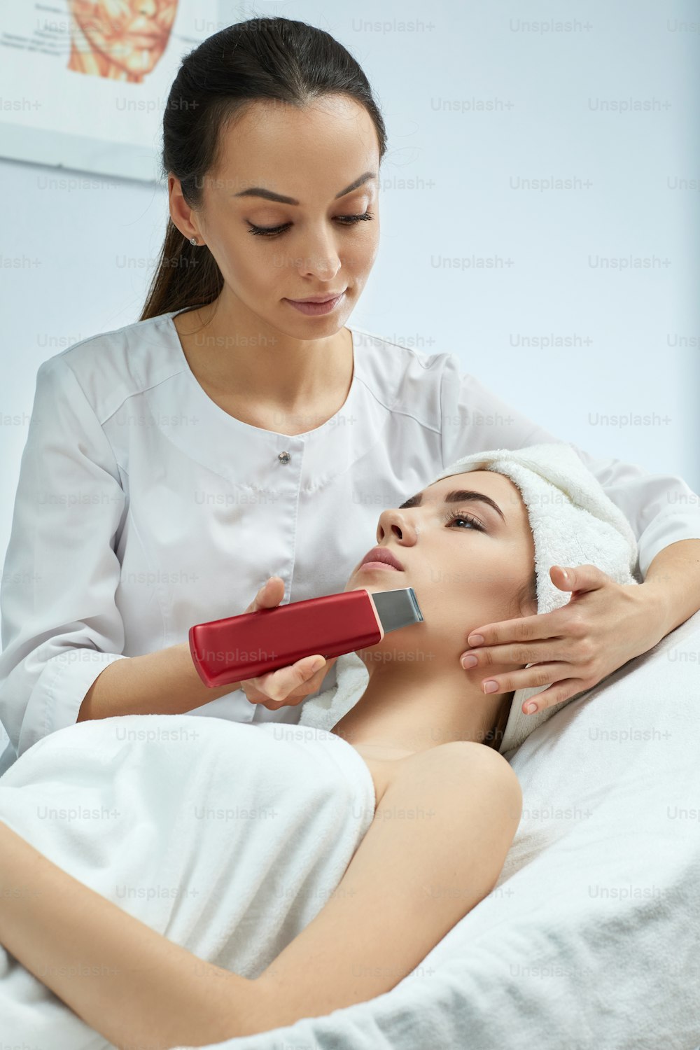 procedimento de limpeza de ultrassom do rosto da mulher, peeling facial. tratamento ultra-sônico