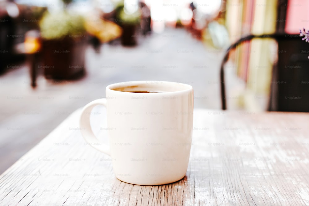 taza de café en la calle o al aire libre en una cafetería o cafetería con fondo borroso