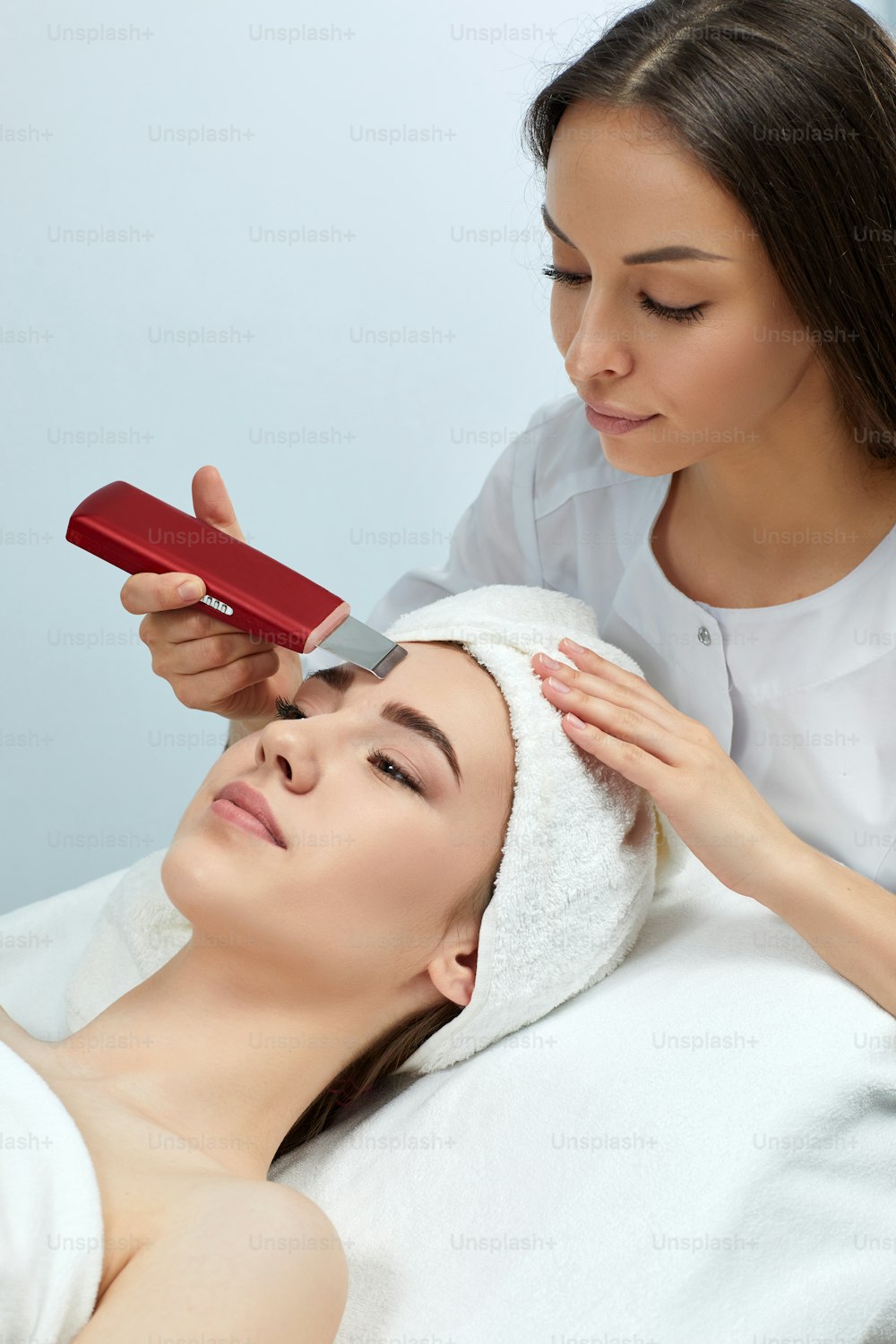 Cuidados com a pele do peeling facial por ultrassom no rosto feminino. tratamento ultra-sônico para a pele