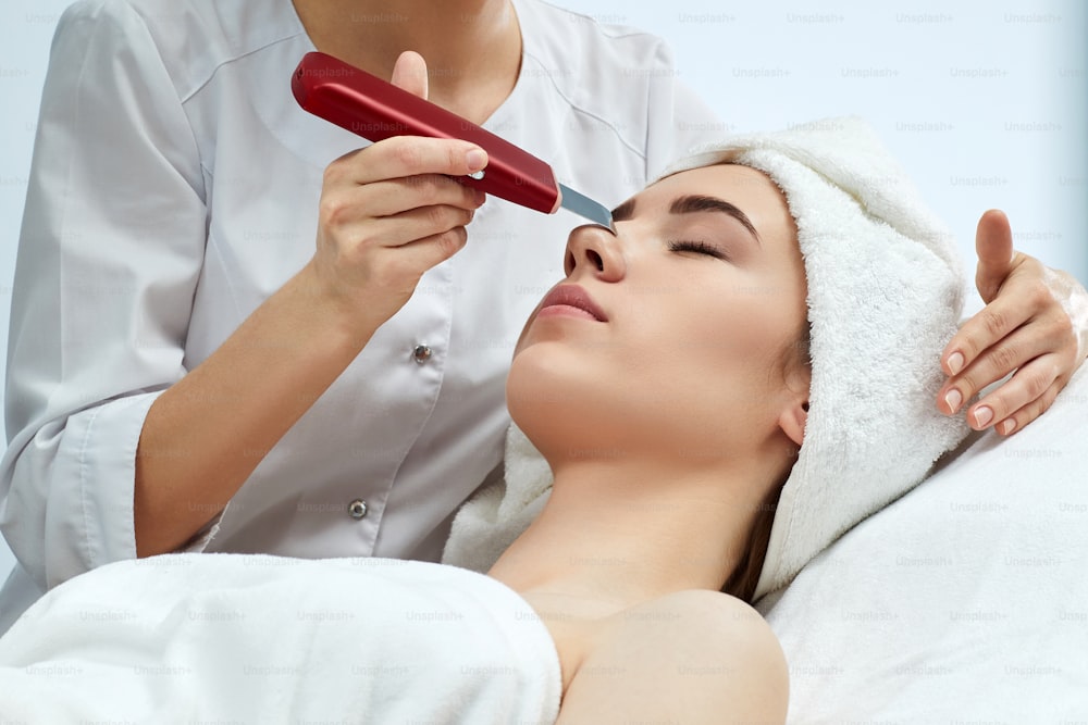 rosto de mulher bonita enquanto procedimento de limpeza ultra-sônica, peeling facial. tratamento para o rejuvenescimento da pele