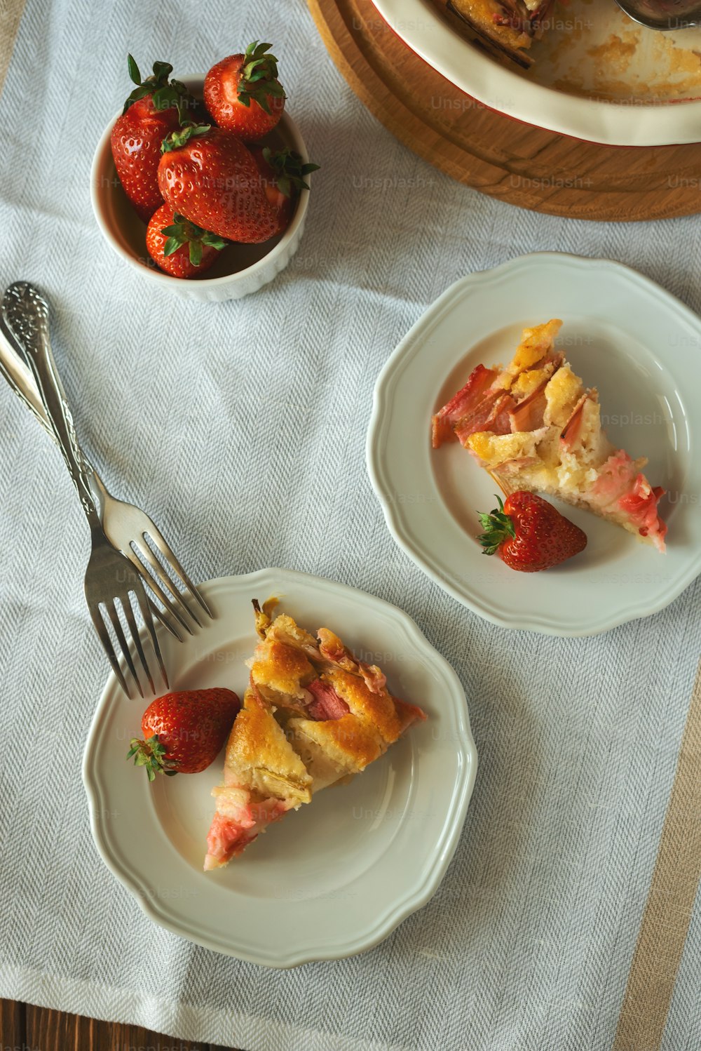Stück frische Erdbeer- und Rhabarberpastete auf dem Teller. Sommeressen essen. Draufsicht