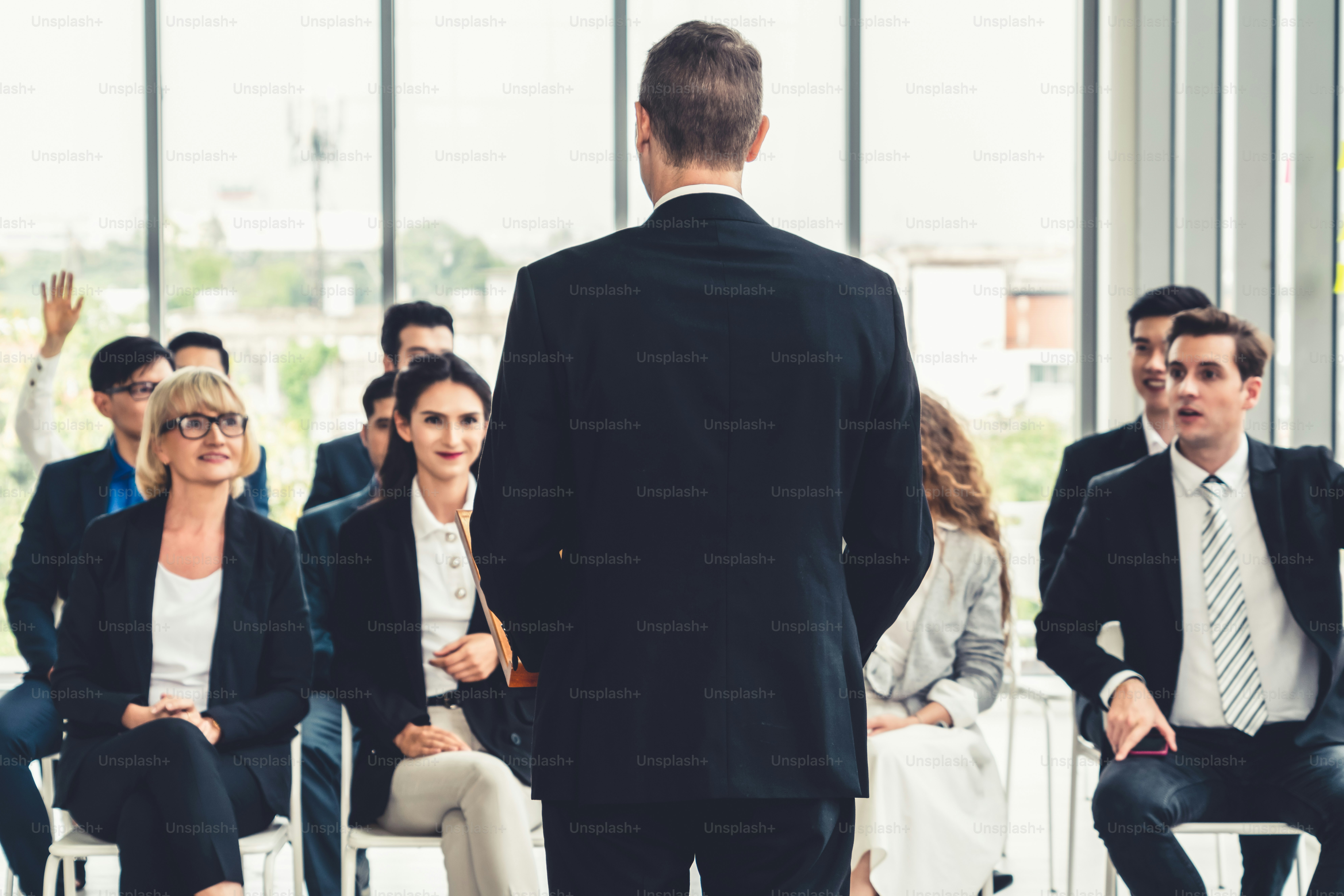 Grupo de empresarios reunidos en un seminario de conferencias. Audiencia escuchando al instructor en la sesión de capacitación de educación para empleados. Foro de la cumbre de la comunidad de trabajadores de oficina con orador experto.