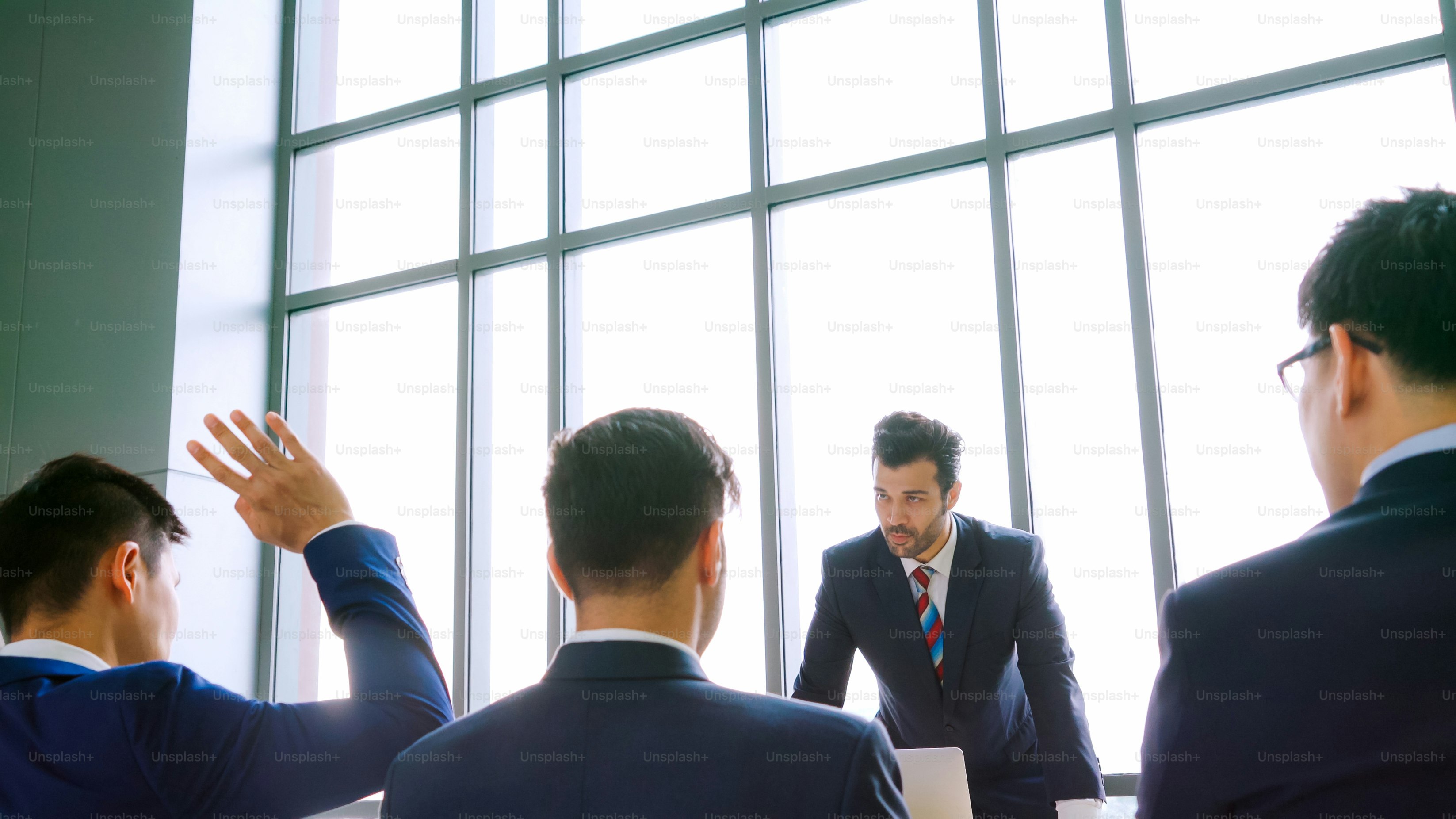 Grupo de empresarios reunidos en un seminario de conferencias. Audiencia escuchando al instructor en la sesión de capacitación de educación para empleados. Foro de la cumbre de la comunidad de trabajadores de oficina con orador experto.