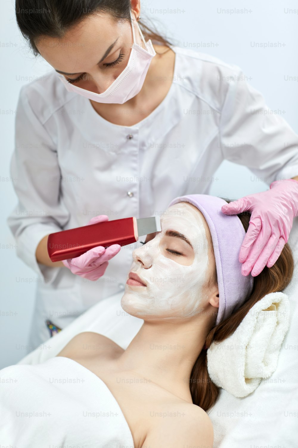 rosto feminino durante o procedimento de limpeza de ultrassom, peeling facial. tratamento ultra-sônico para rejuvenescimento da pele