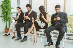 Arbeitssuchende und Bewerber, die auf Stühlen im Büro auf ein Vorstellungsgespräch warten. Bewerbungs- und Einstellungsgesprächs-Qualifizierungskonzept.