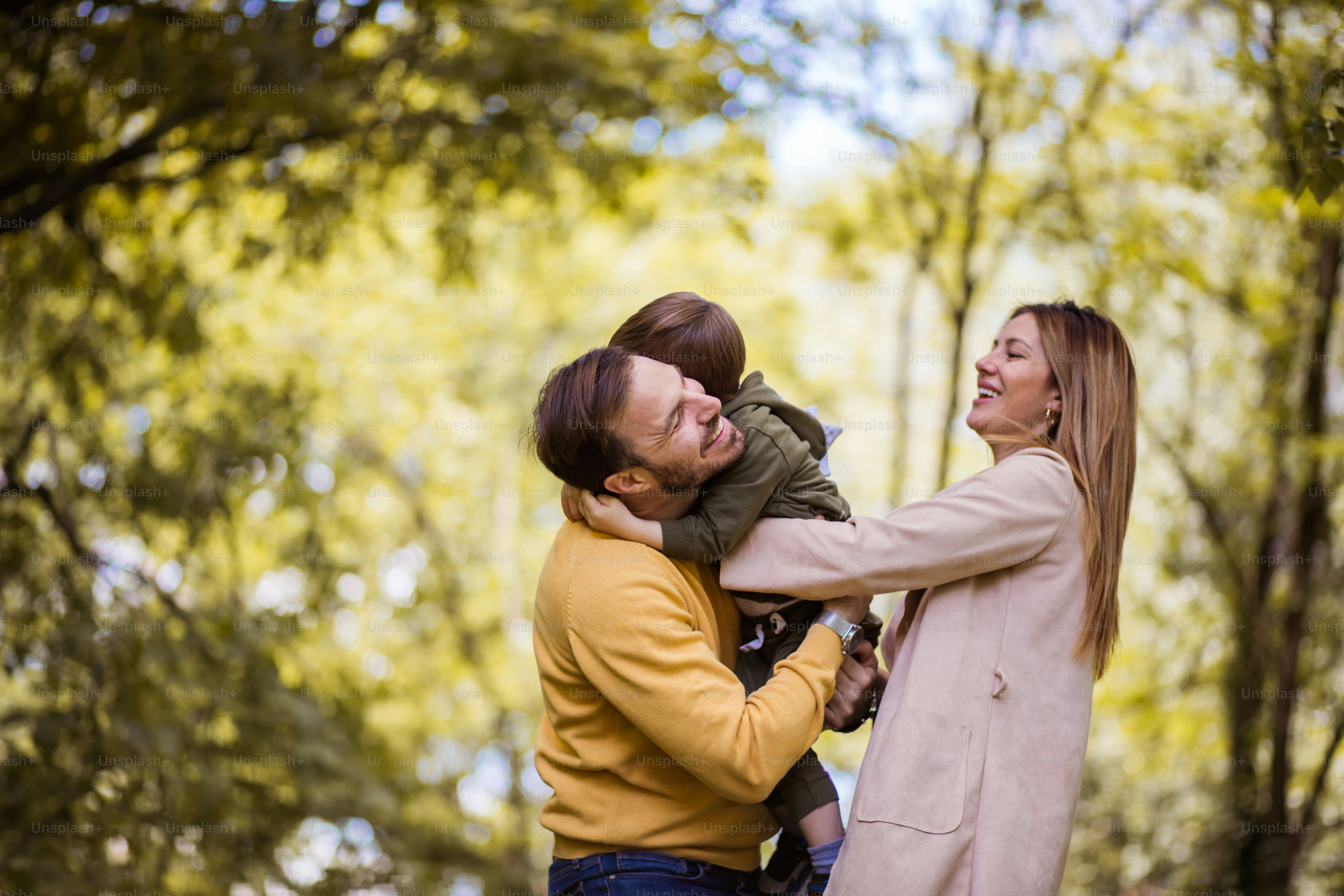 家族の日。外で息子と過ごす親。の写真 – Unsplashのグループハグの画像