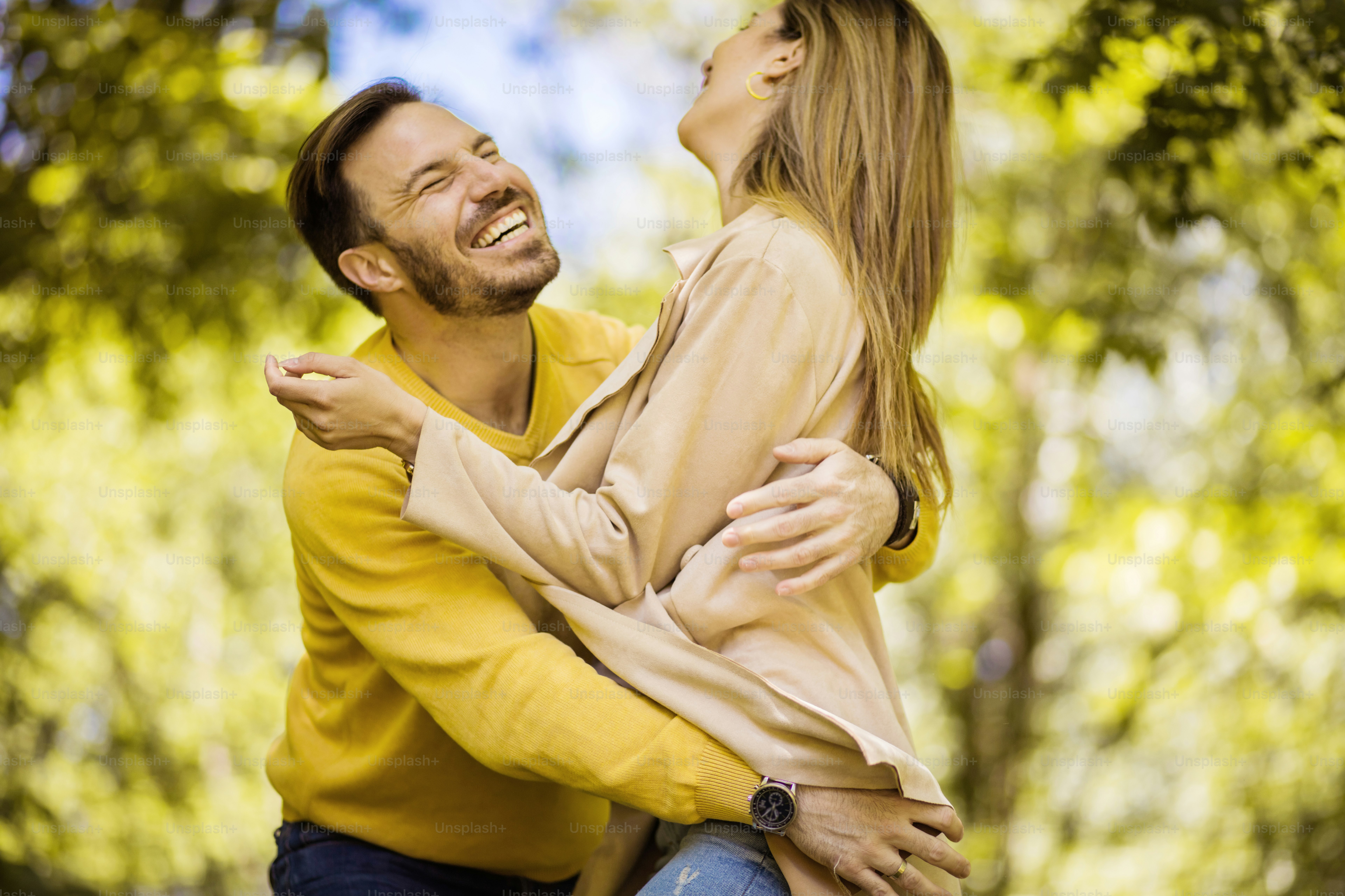 C’est toujours juste nous deux. Couple dans la nature.