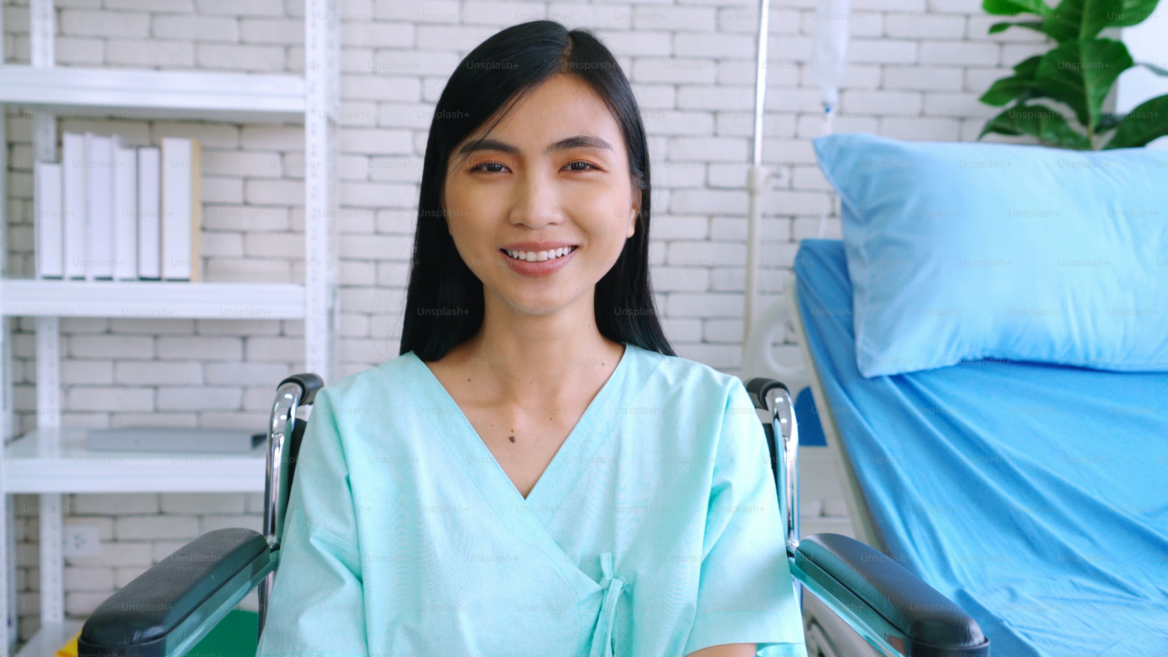 Paciente feliz que se recupera en la sala del hospital. Concepto de atención médica, médico y buen servicio hospitalario.