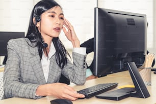 Las personas de negocios que usan auriculares se sienten infelices trabajando en la oficina. Fracaso tristeza negativa emoción concepto de centro de llamadas, telemarketing y crisis de atención al cliente en la economía financiera caída.