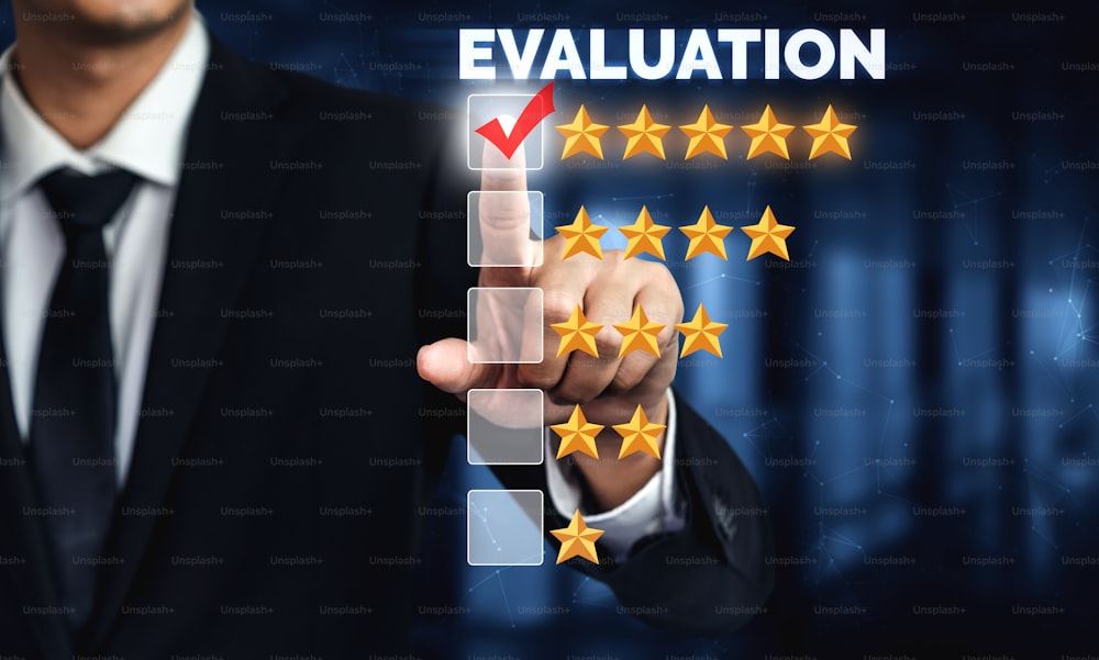 Conceito de pesquisa de feedback de satisfação de revisão do cliente. O usuário dá classificação à experiência de serviço no aplicativo on-line. O cliente pode avaliar a qualidade do serviço, levando ao ranking de reputação do negócio.