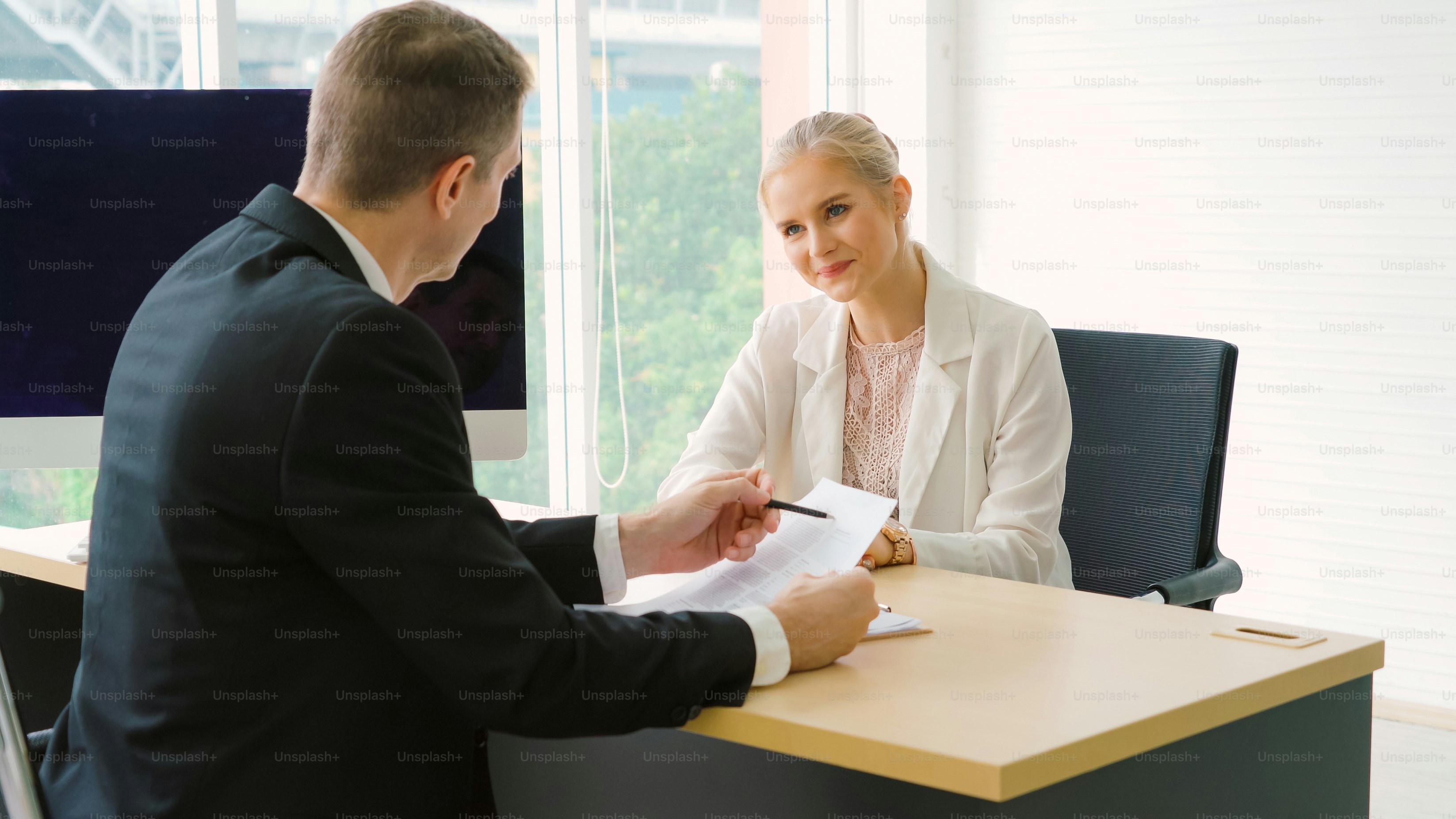 Arbeitssuchender im Vorstellungsgespräch mit Manager und Interviewer in der Unternehmenszentrale. Der junge Interviewpartner auf der Suche nach einer beruflichen Karriere. Personal- und Rekrutierungskonzept.