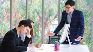 Pessoa de negócios irritada contesta problema de trabalho em reunião de grupo no escritório. Falência de empresas conceito de falência e perda.