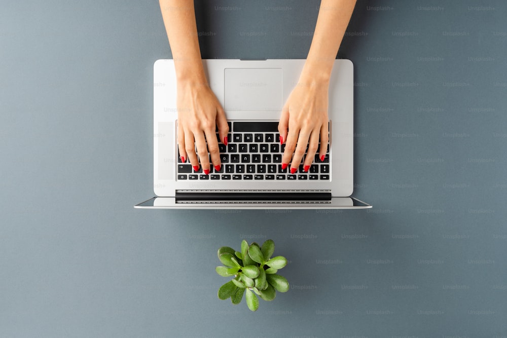 Frauenhände arbeiten am Laptop. Geschäftlicher Hintergrund. Draufsicht