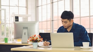 Gente de negocios que trabaja en la mesa en una sala de oficina moderna mientras analiza el informe de datos financieros.