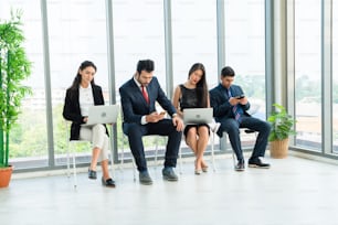 Arbeitssuchende und Bewerber, die auf Stühlen im Büro auf ein Vorstellungsgespräch warten. Bewerbungs- und Einstellungsgesprächs-Qualifizierungskonzept.